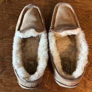 Women’s UGG slippers. Size 9
These are used slippers but they have been washed.